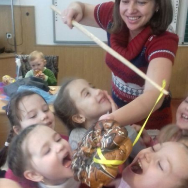 Першокласники та їх батьки відзначають Андріївське свято.