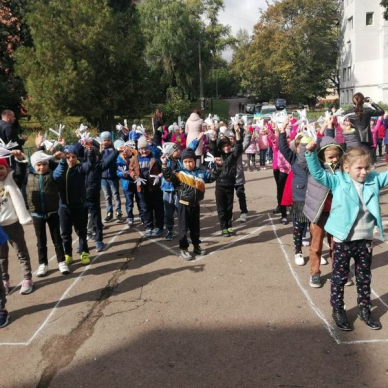 Перший флешмоб першокласників – як символ бажання  усіх сімей в Україні