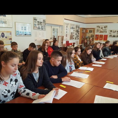 День Гідності і Свободи в освітньому закладі №11 розпочався переглядом відео рядів «Україна понад усе»